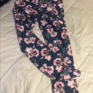 Fabletics NWT floral leggings. S small